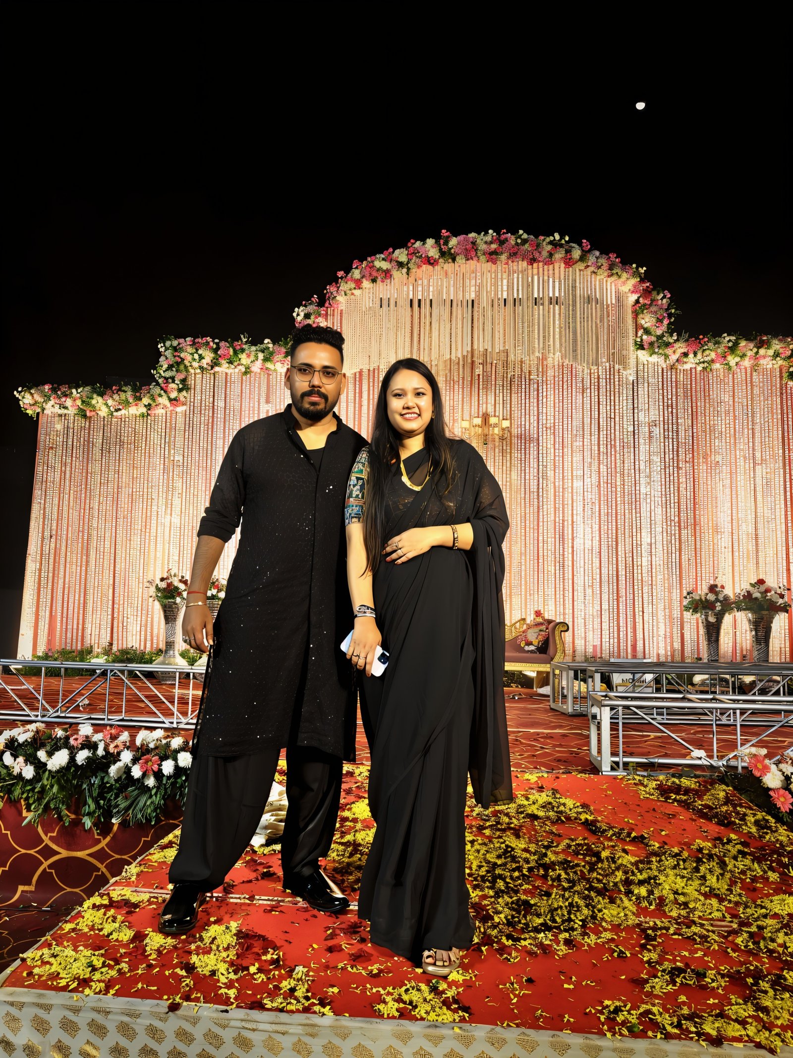 Evening in black, under the moon